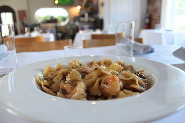 Shrimp Farfalle Jumbo shrimp, garlic, diced tomato, kalamata olive, basil, red pepper.