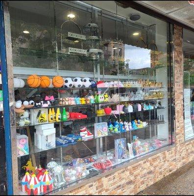 Storefront of the cake ordering side which has its entrance located to the right of the main bakery entrance.