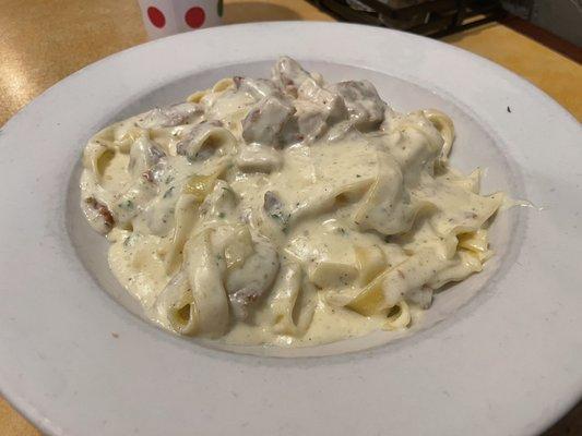 Alfredo fettuccine with chicken