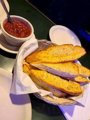 Full order of garlic bread with marinara