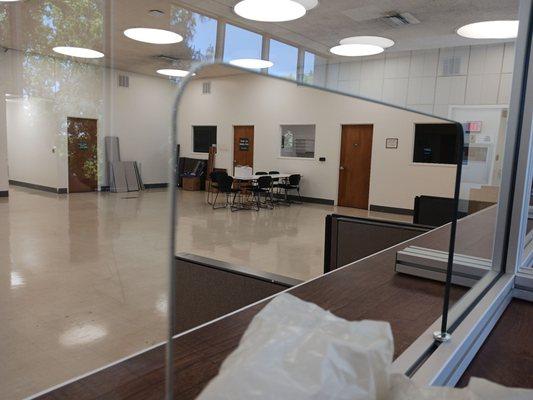 May '23, 2nd floor cafeteria is closed. There are about 8 tables up there to sit and have meetings/discussions at with plenty of chairs.