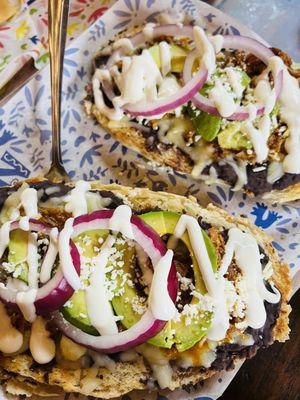 Molletes con Chicharrón