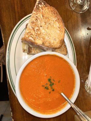 Tomato soup with grilled cheese 5/5