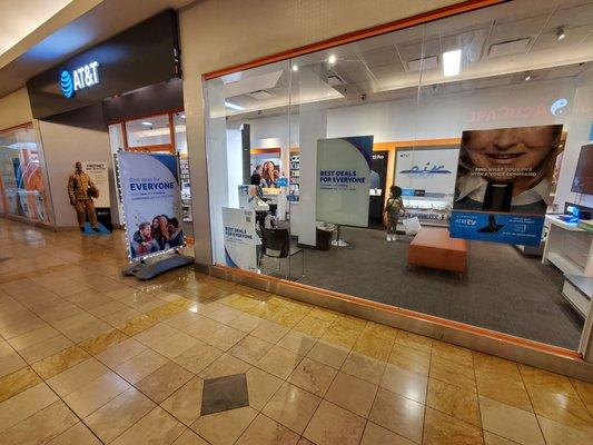 Entrance to the at&t store in Springfield Mall