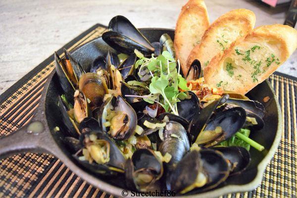 Garlic chorizo mussels