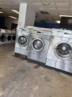 Fucking washing machines all broken and only rinsing not doing the whole cycle