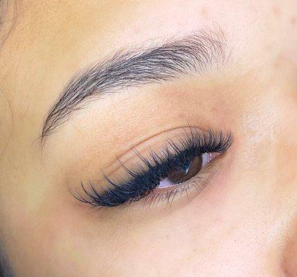 Spiky volume lashes