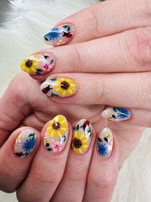 Flowers bloom on your nails