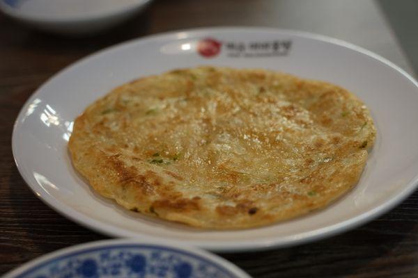 蔥油餅, green onion or scallion pancake was delicious!!