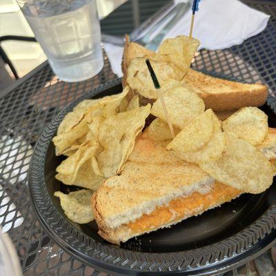 Kids grilled cheese with chips