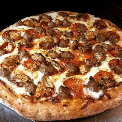 Roasted Garlic, Minced Garlic, Pepperoni and Sausage on White Sauce. Yas!!!!