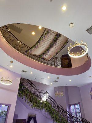 Inside the salon, pretty decor.