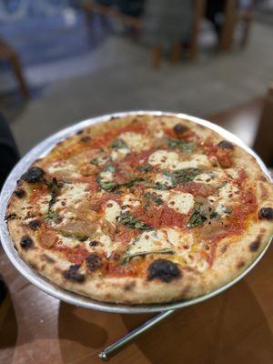 Margherita pizza with added caramelized onions