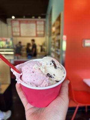 half strawberry half peanut butter chocolate flake single scoop