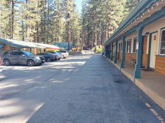 Entry with easy access between vehicles and the rooms.