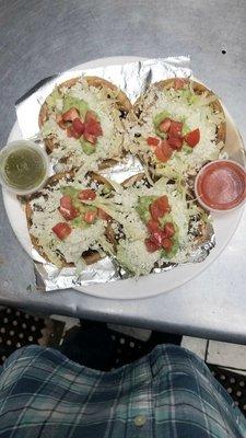 Tostadas de pollo, bisteck, lengua y carnitas