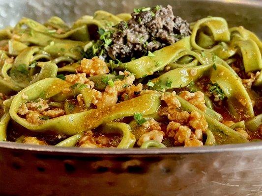 Tagliatelle Verdi con Ragu di Cinghiale Aromatizzato alle Erbe di Campagna e Tartufo