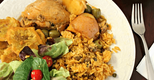 Arroz con gandulez Ensalada (salad) Tostones Pollo guisado