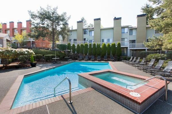 Pool and Spa in the Relaxing Courtyard at The Gates of Redmond Apartments