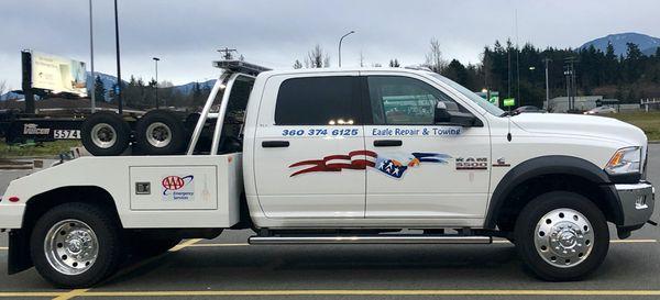 Beautiful paint job on new tow truck!