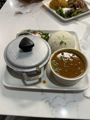 Carne guisada con arroz blanco y habichuelas