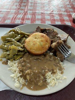 Beef brisket, white rice with beef too gravy, green beans and jalapeño cornbread. Ahhhhhazing!