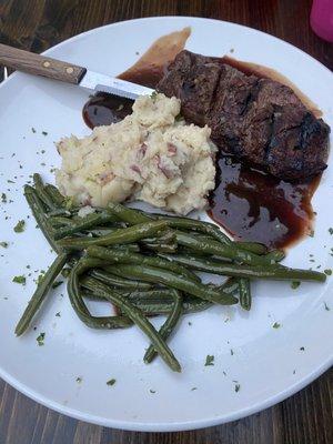 Steak medallions with green beans and mashed potato