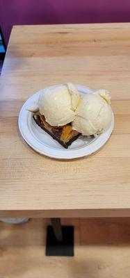 Brookie with vanilla ice cream