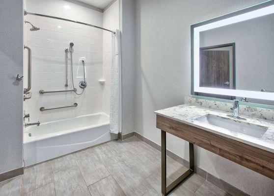 Guest room bath (accessible)