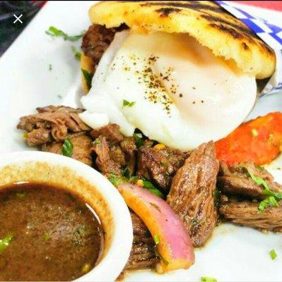 Arepa con lomo saltado