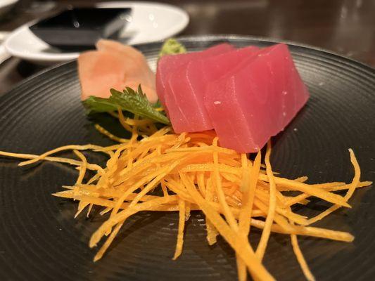 Tuna Sashimi with very fresh ginger