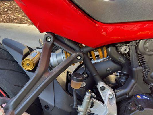 Side view of the new Ohlins fully adjusted shock