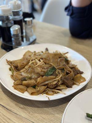 Beef Beef Stir-Fried Flat Rice Noodles