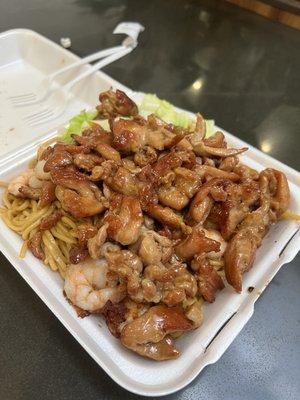 Chicken and shrimp with noodles