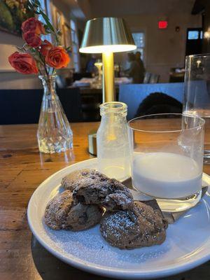 Hot chocolate chip cookies with milk