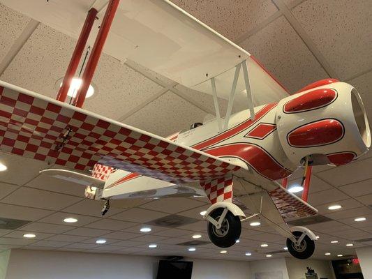 Great spot to grab some food! A couple pilots were eating and took off right outside. That was really cool! I recommend getting the Burger!