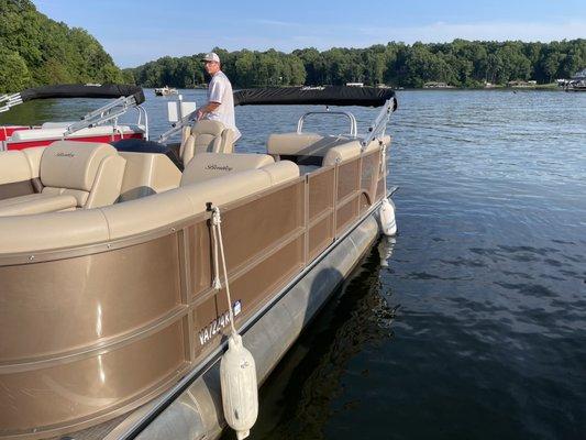 Pontoon boat