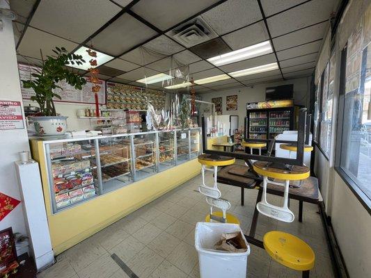 The seating and color scheme say 1970s Winchell's