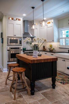 A cozy country kitchen we completed with Blue Ribbon Residential Construction showcases in-cabinet and under-cabinet lighting abilities.