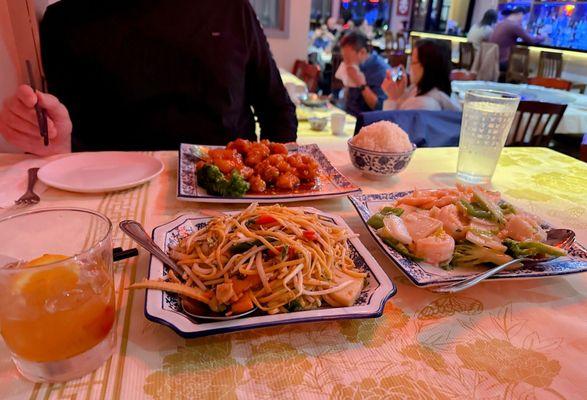 Lo Mein, jumbo shrimp, General Gau chicken and mai Tai