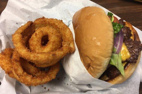 Cheeseburger and onion rings, very tasty!