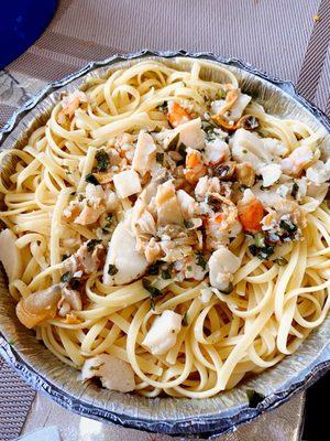 Linguini with clams, scallops and shrimp in clam sauce