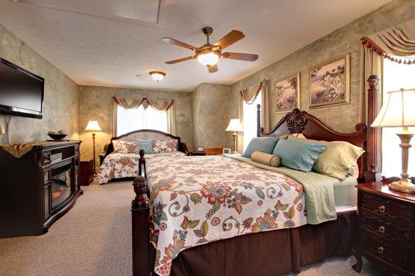 Upstairs Guest House with private living room & kitchen, King bed, fireplace, private bathroom with whirlpool tub & jetted shower