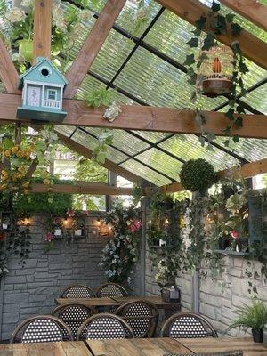 Beautiful outdoor garden to enjoy a delicious breakfast or coffee and pastries! Love the touch of chirping birds, so cute !!