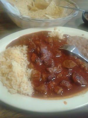 Guisado de puerco con chili rojo. (Pork stew with red sauce)