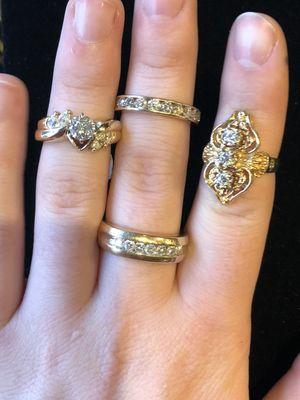 Arrangement of gold rings