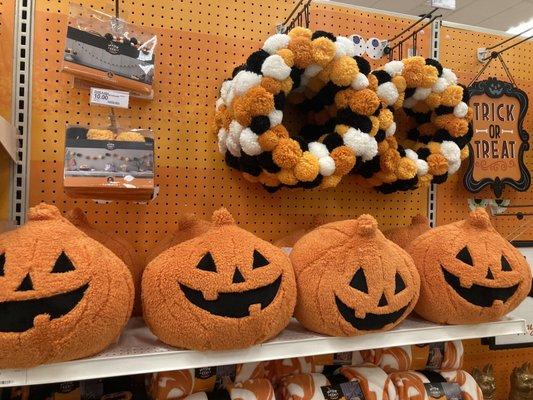 So happy , I've been looking for the pumpkin pillow !