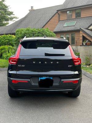 Rear view of Volvo XC40 Plus AWD, Onyx Black Exterior, Blobde Leather Interior