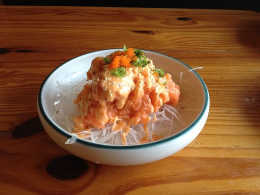 Spicy salmon tata appetizer