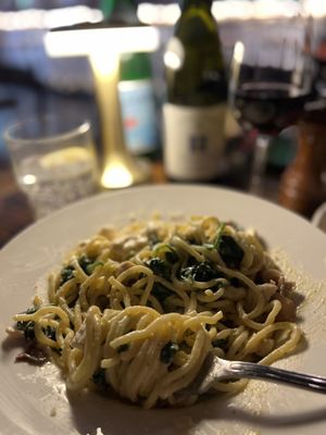 Carbonara pasta with chicken and spinach